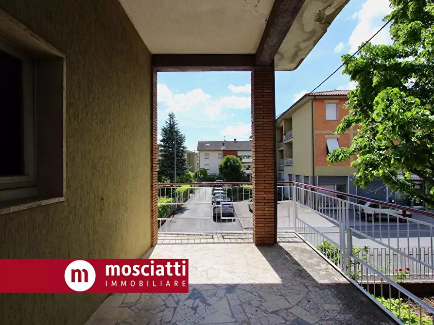 Immagine 3 di Appartamento in vendita  in Viale Martiri Della Libertà a Esanatoglia