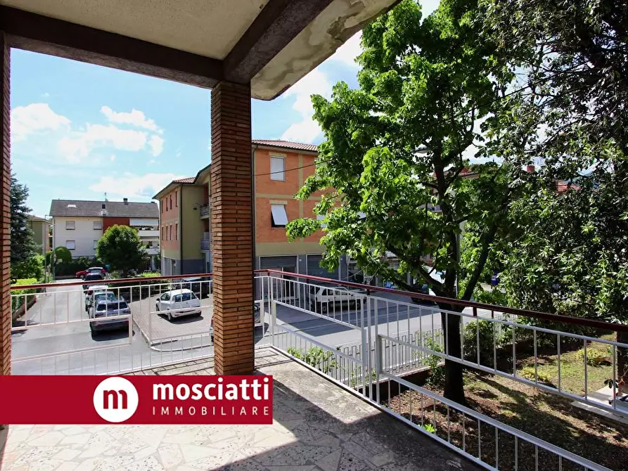 Immagine 4 di Appartamento in vendita  in Viale Martiri Della Libertà a Esanatoglia