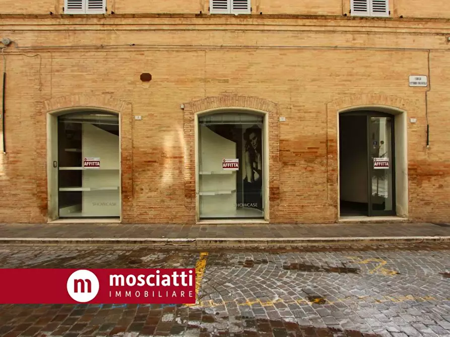 Immagine 2 di Locale commerciale in affitto  in Corso Vittorio Emanuele 1 a Esanatoglia