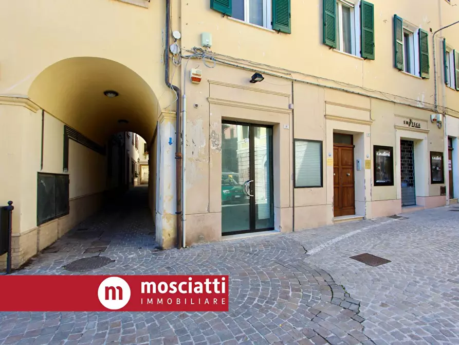 Immagine 2 di Locale commerciale in vendita  in Piazza Garibaldi 16 a Esanatoglia
