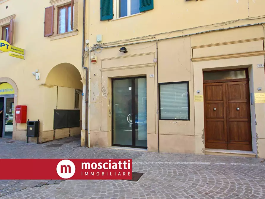 Immagine 3 di Locale commerciale in vendita  in Piazza Garibaldi 16 a Esanatoglia