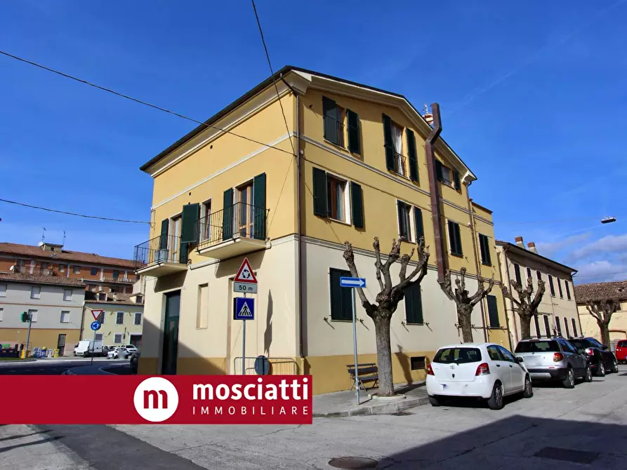 Immagine 2 di Locale commerciale in vendita  in Piazza XXIV Maggio a Castelraimondo