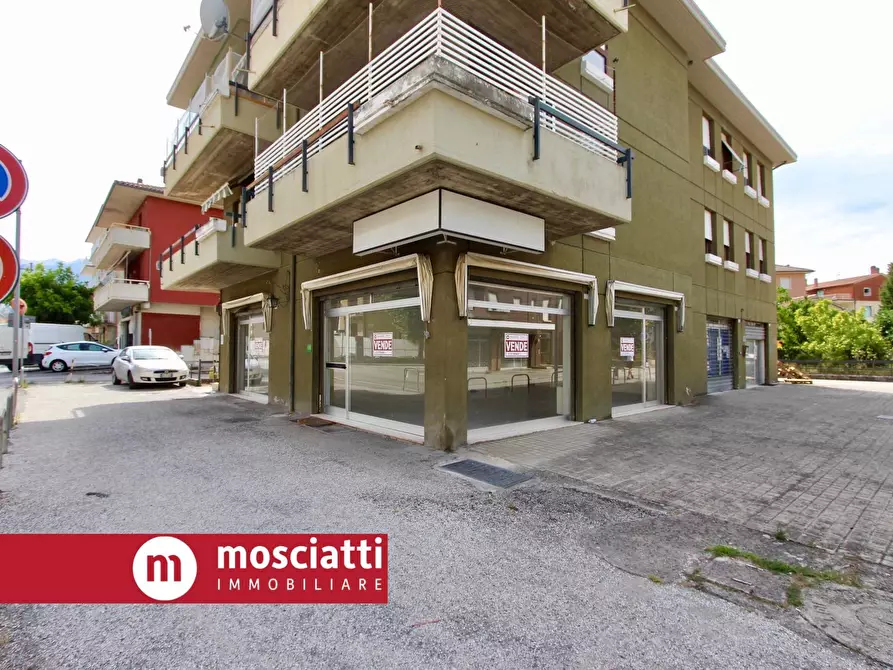 Immagine 1 di Locale commerciale in vendita  in Via Martiri della Libertà 65 a Esanatoglia