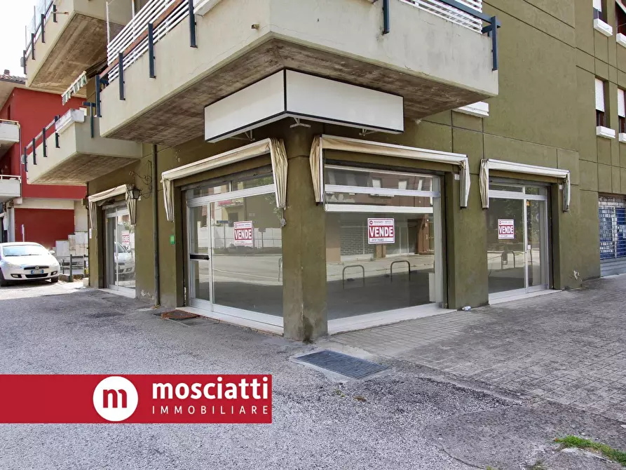 Immagine 2 di Locale commerciale in vendita  in Via Martiri della Libertà 65 a Esanatoglia