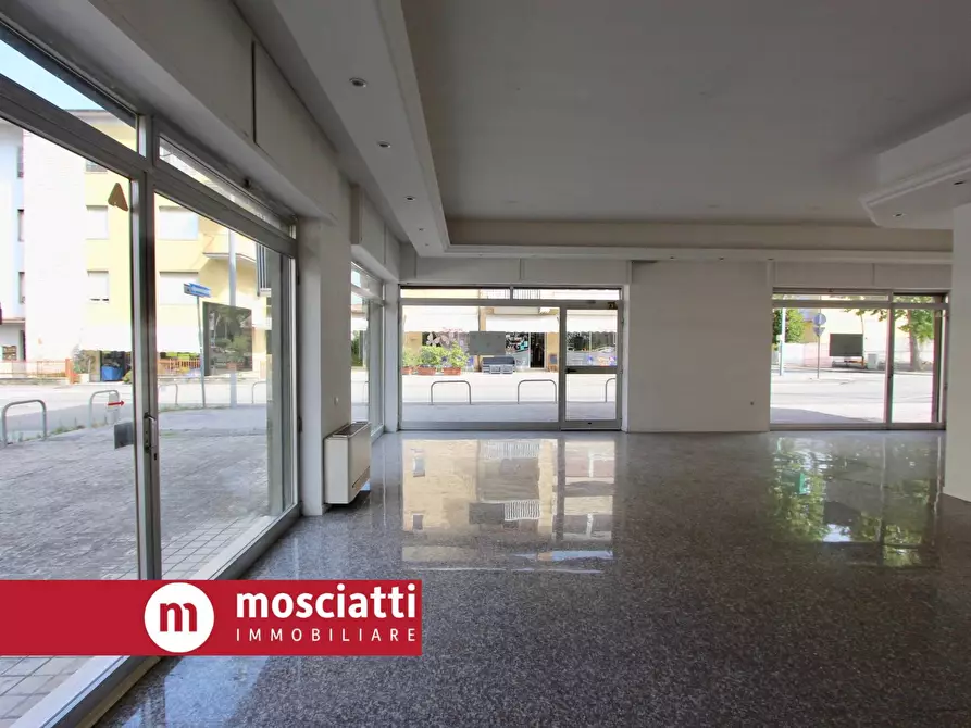 Immagine 3 di Locale commerciale in vendita  in Via Martiri della Libertà 65 a Esanatoglia