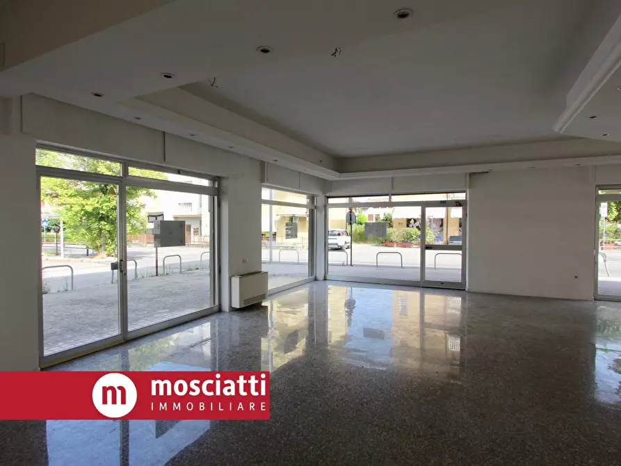 Immagine 4 di Locale commerciale in vendita  in Via Martiri della Libertà 65 a Esanatoglia