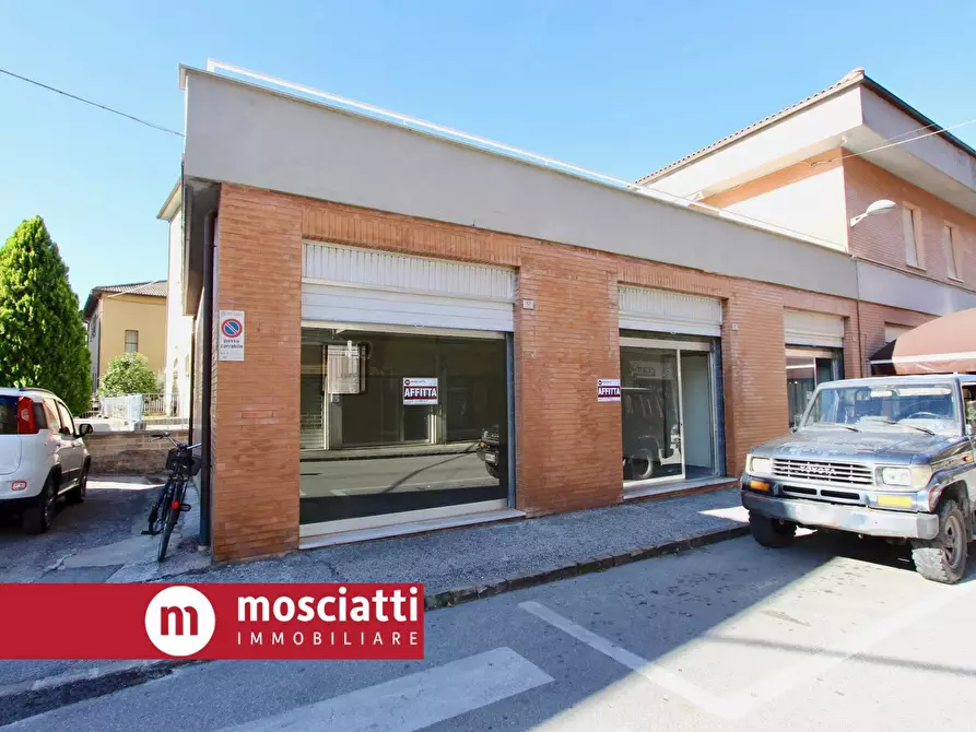 Immagine 1 di Locale commerciale in affitto  in Via Kennedy a Esanatoglia