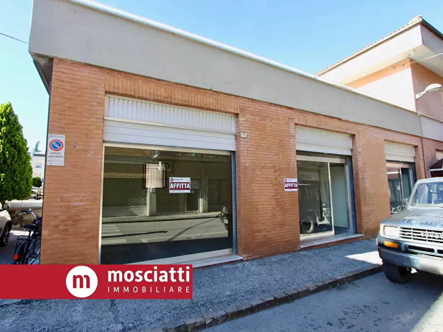 Immagine 2 di Locale commerciale in affitto  in Via Kennedy a Esanatoglia
