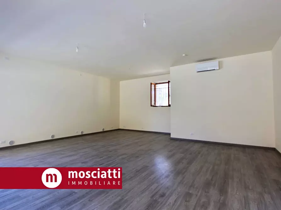 Immagine 3 di Locale commerciale in affitto  in Via Kennedy a Esanatoglia