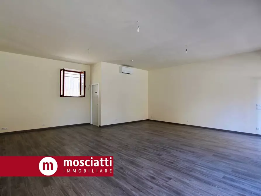 Immagine 4 di Locale commerciale in affitto  in Via Kennedy a Esanatoglia