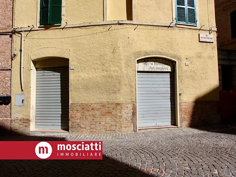 Immagine 2 di Locale commerciale in vendita  in Via Boldrini 1-3 a Esanatoglia