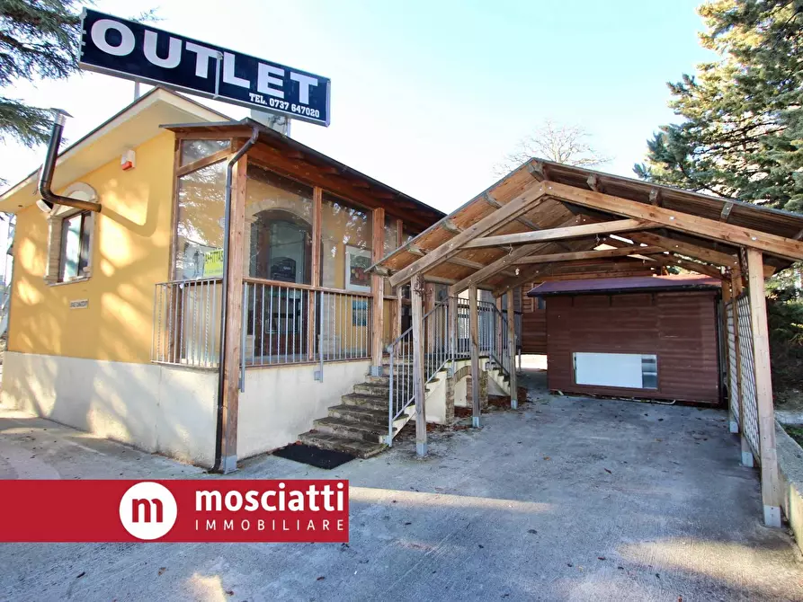 Immagine 1 di Locale commerciale in affitto  in Frazione Maddalena a Muccia