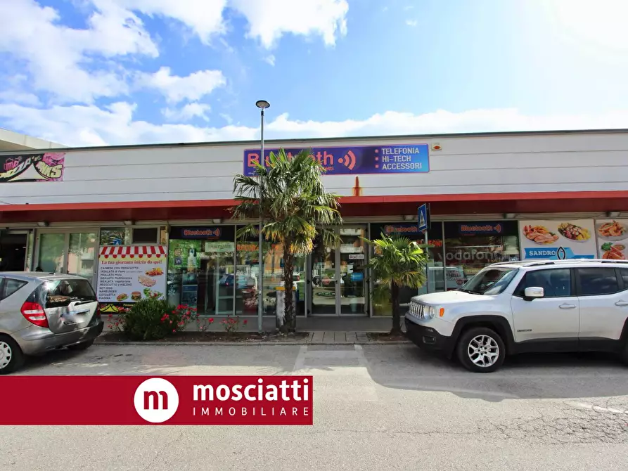 Immagine 2 di Locale commerciale in vendita  in Strada Statale Muccese Nord a Esanatoglia