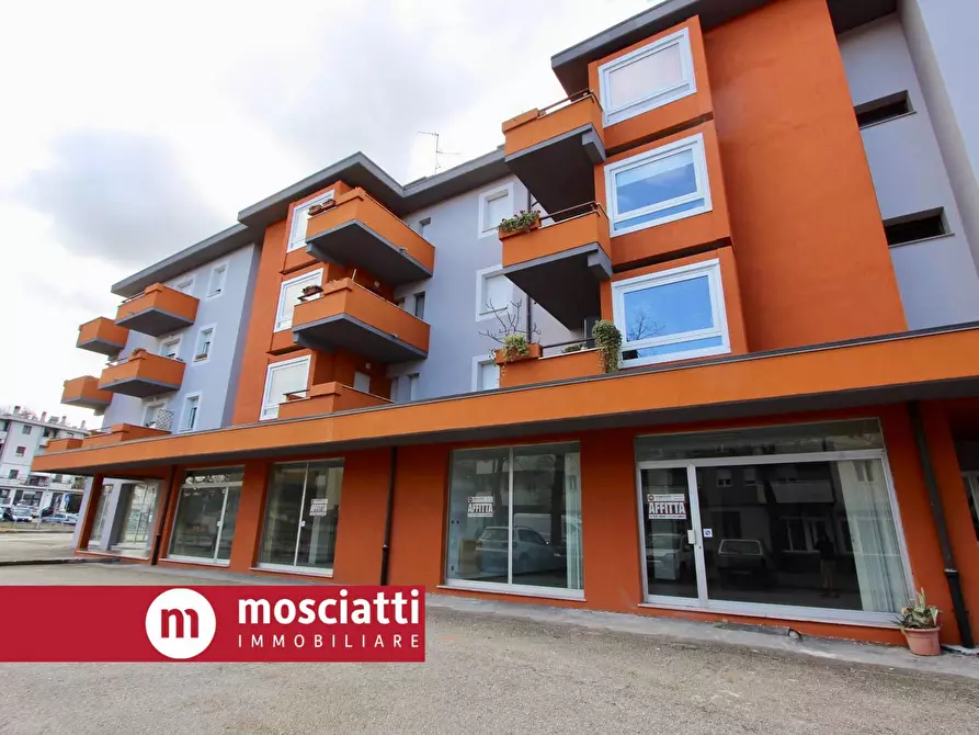 Immagine 1 di Locale commerciale in affitto  in Viale Cesare Battisti a Esanatoglia