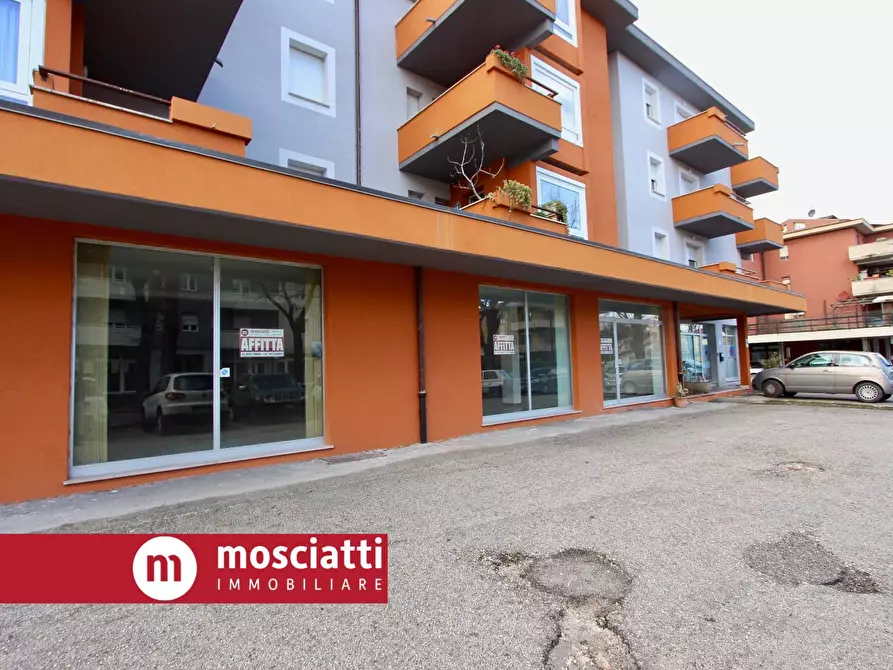 Immagine 2 di Locale commerciale in affitto  in Viale Cesare Battisti a Esanatoglia