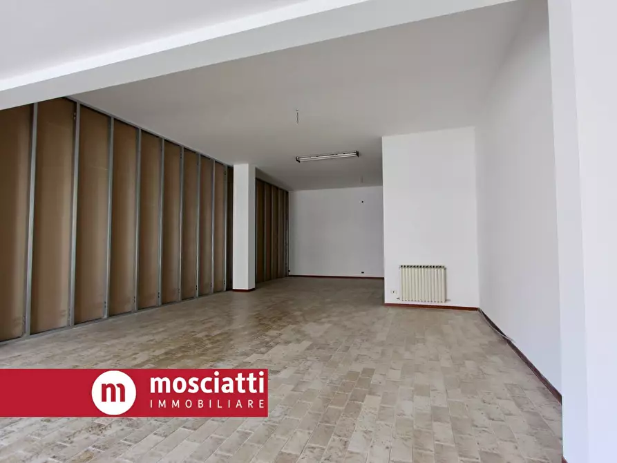 Immagine 4 di Locale commerciale in affitto  in Viale Cesare Battisti a Esanatoglia