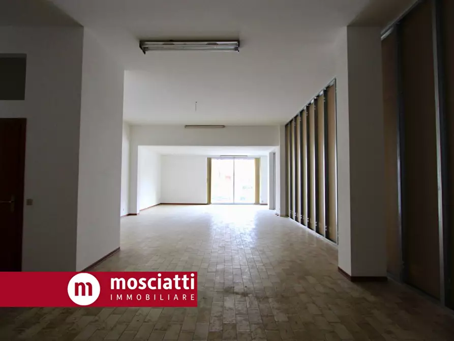 Immagine 5 di Locale commerciale in affitto  in Viale Cesare Battisti a Esanatoglia