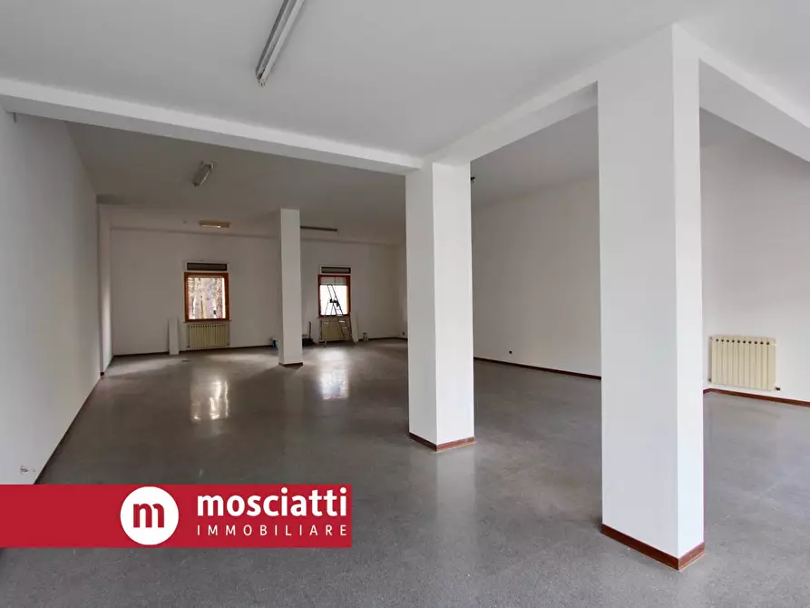Immagine 6 di Locale commerciale in affitto  in Viale Cesare Battisti a Esanatoglia