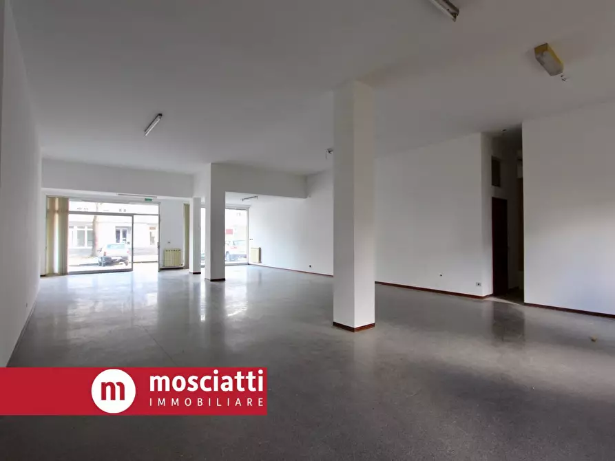 Immagine 8 di Locale commerciale in affitto  in Viale Cesare Battisti a Esanatoglia