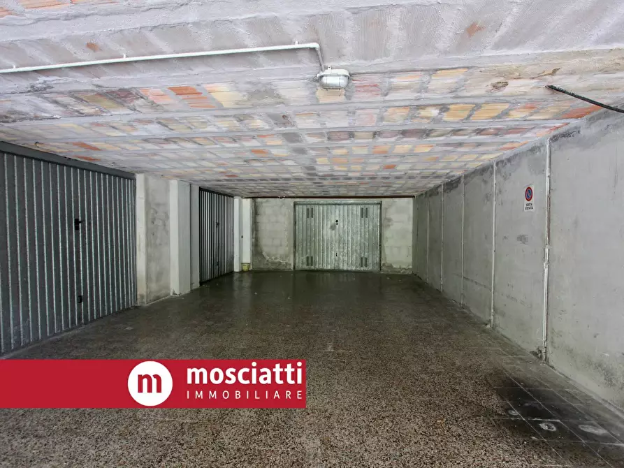 Immagine 2 di Box auto in vendita  in Via Strada Provinciale a Esanatoglia