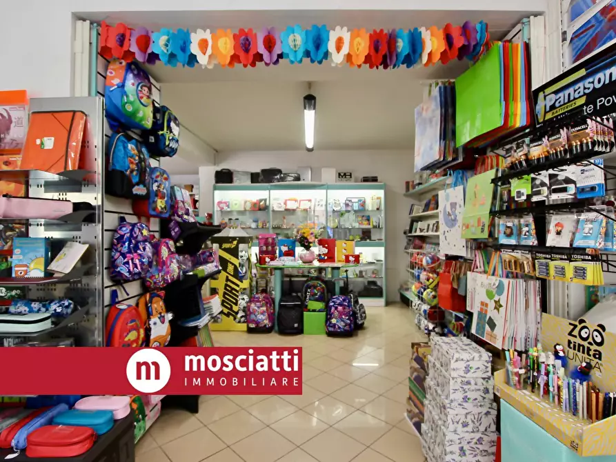 Immagine 2 di Attività commerciale in vendita  a Esanatoglia