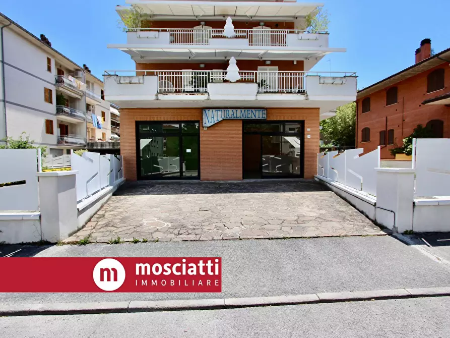 Immagine 2 di Locale commerciale in affitto  in Via Fratelli Sciamanna 19-21 a Esanatoglia