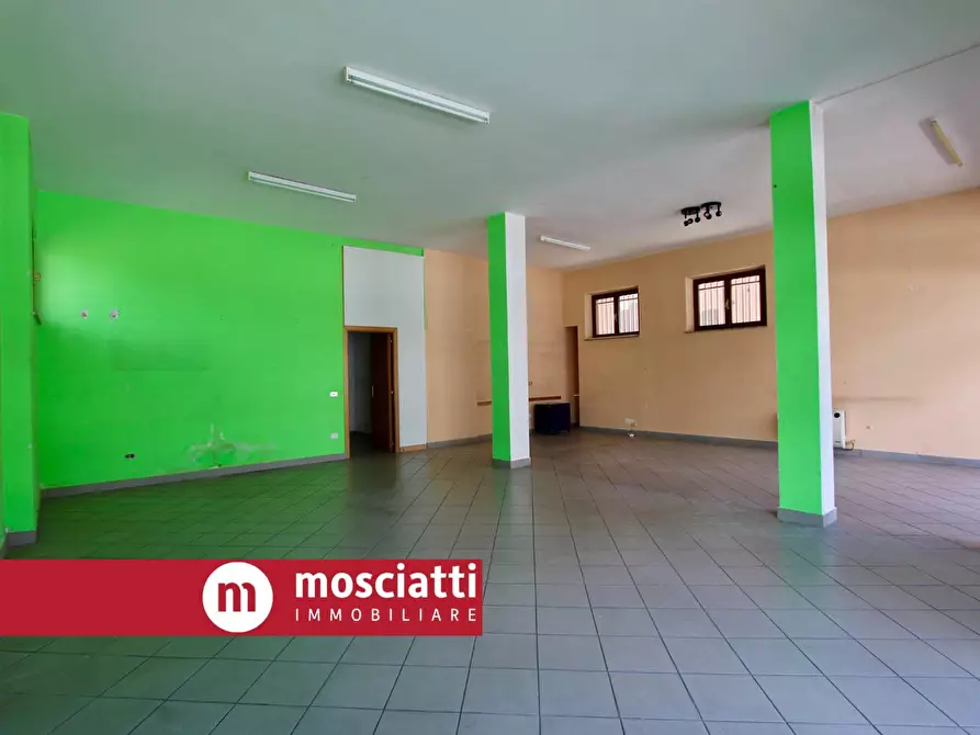 Immagine 3 di Locale commerciale in affitto  in Via Fratelli Sciamanna 19-21 a Esanatoglia