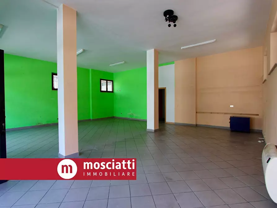 Immagine 4 di Locale commerciale in affitto  in Via Fratelli Sciamanna 19-21 a Esanatoglia