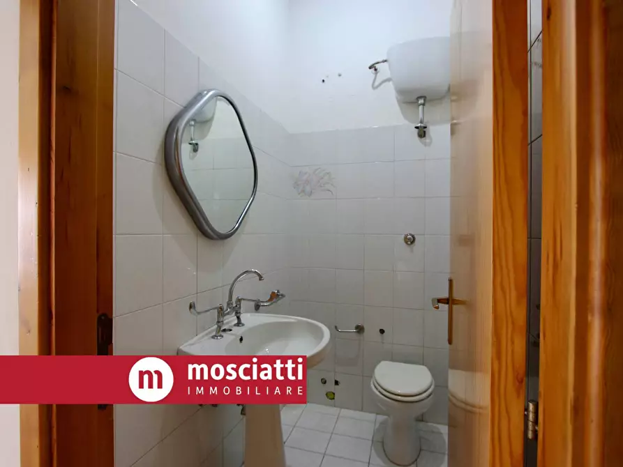 Immagine 6 di Locale commerciale in affitto  in Via Fratelli Sciamanna 19-21 a Esanatoglia