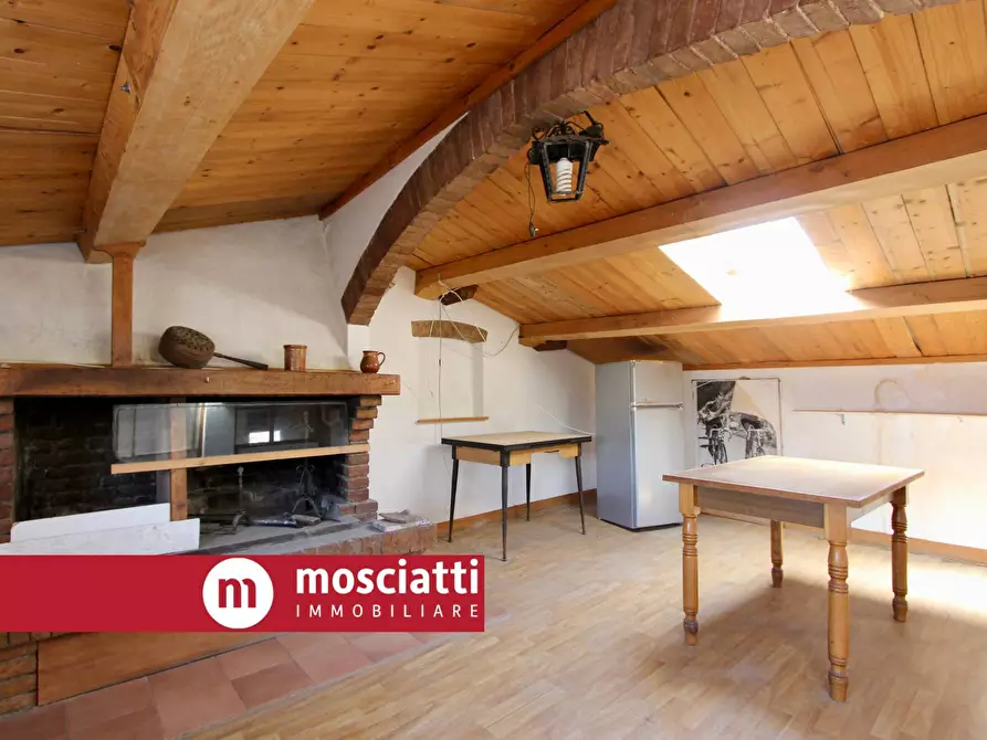 Immagine 7 di Palazzo in vendita  in Spiazzo Beata Mattia a Esanatoglia