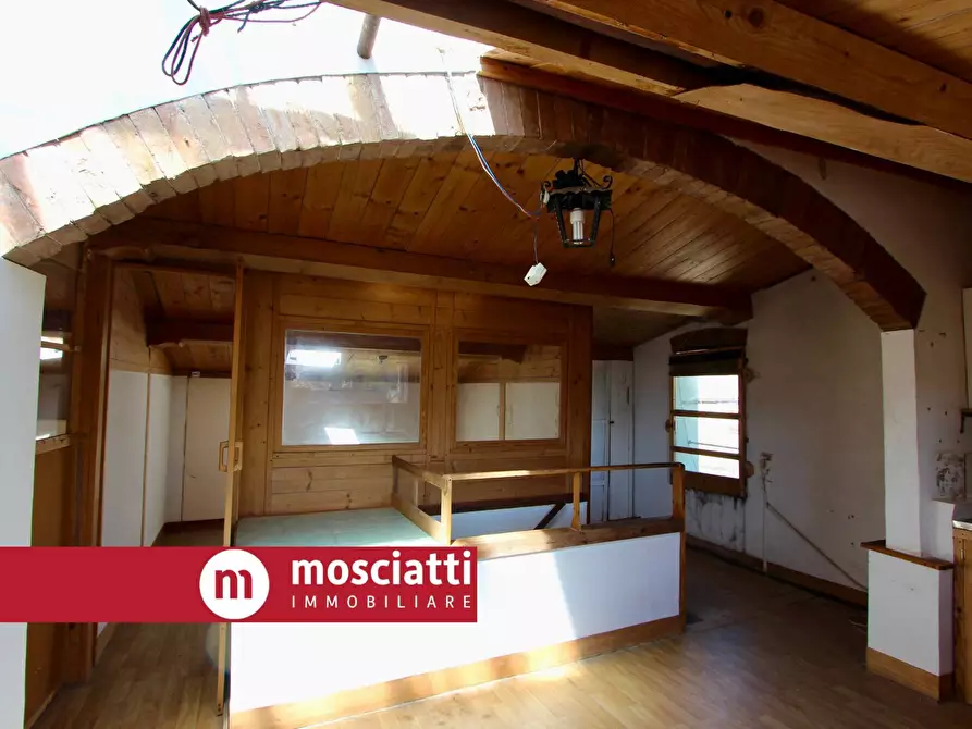 Immagine 8 di Palazzo in vendita  in Spiazzo Beata Mattia a Esanatoglia