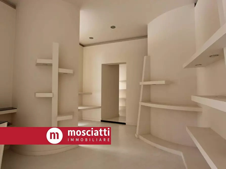 Immagine 6 di Locale commerciale in affitto  in Corso Vittorio Emanuele 1 a Esanatoglia