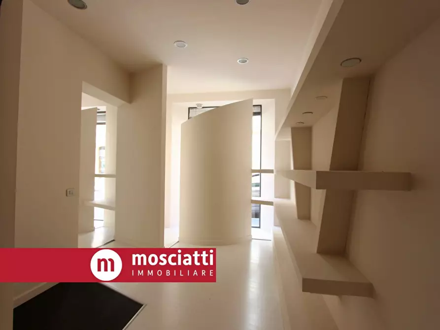 Immagine 8 di Locale commerciale in affitto  in Corso Vittorio Emanuele 1 a Esanatoglia