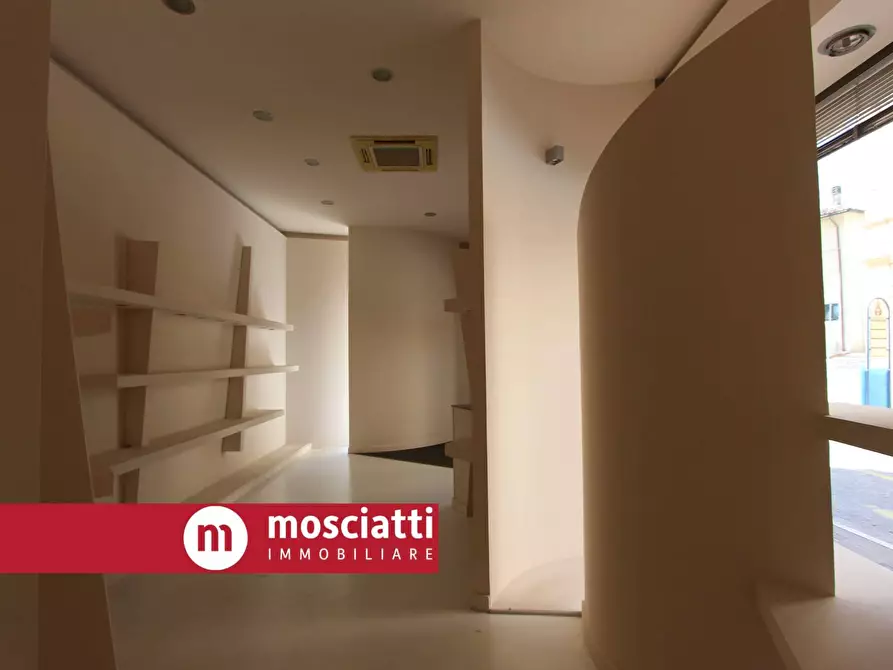 Immagine 9 di Locale commerciale in affitto  in Corso Vittorio Emanuele 1 a Esanatoglia