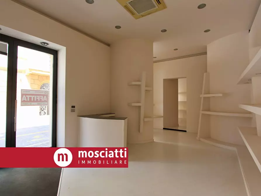 Immagine 7 di Locale commerciale in affitto  in Corso Vittorio Emanuele 1 a Esanatoglia