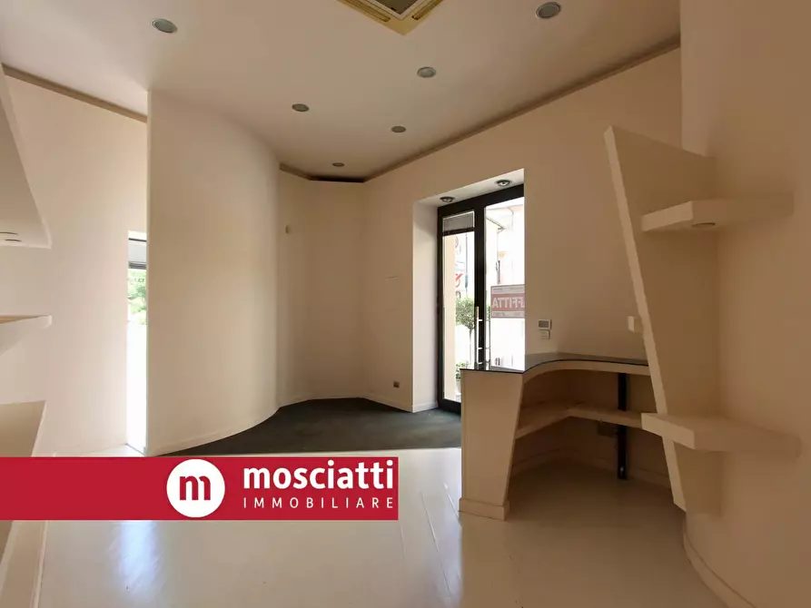 Immagine 5 di Locale commerciale in affitto  in Corso Vittorio Emanuele 1 a Esanatoglia