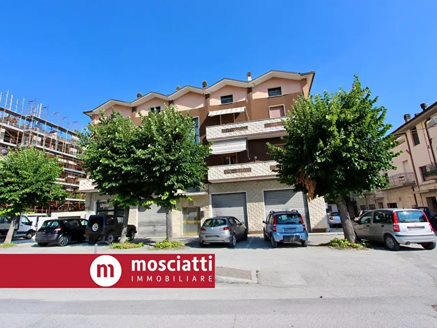 Immagine 1 di Locale commerciale in vendita  in Via Merloni 68-70-74 a Castelraimondo