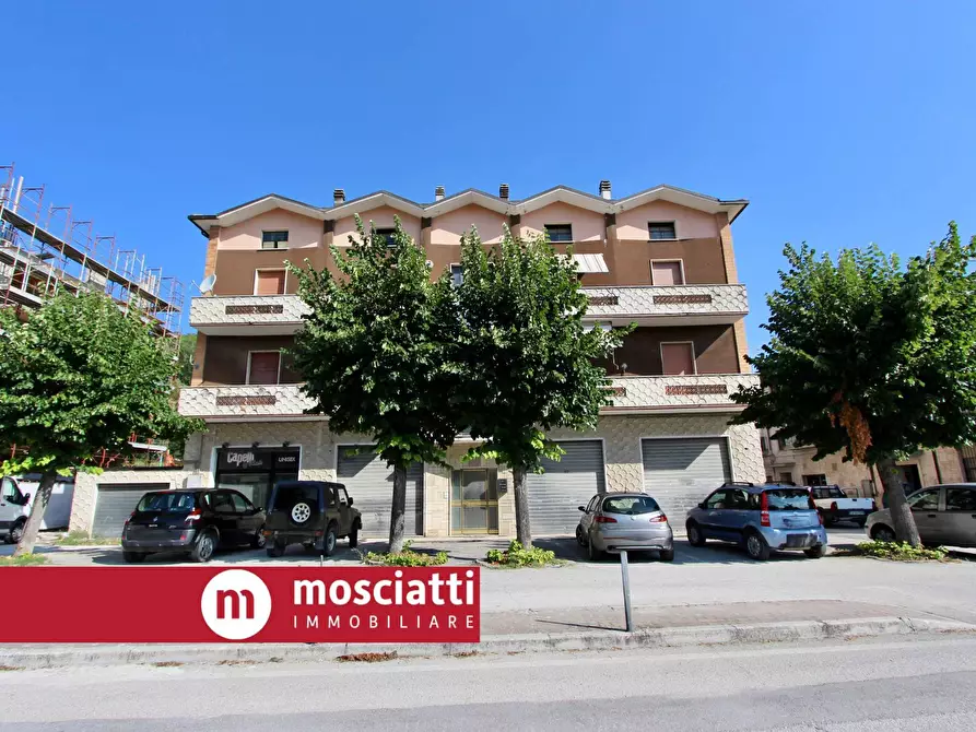 Immagine 2 di Locale commerciale in vendita  in Via Merloni 68-70-74 a Castelraimondo