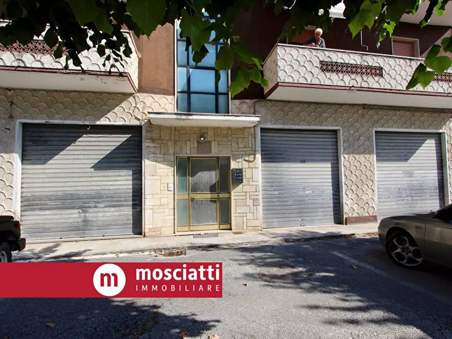 Immagine 3 di Locale commerciale in vendita  in Via Merloni 68-70-74 a Castelraimondo