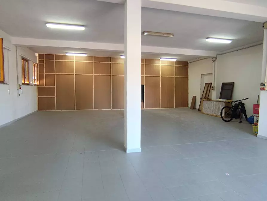 Immagine 2 di Locale commerciale in vendita  in Via G.M. Angioy a Sanluri