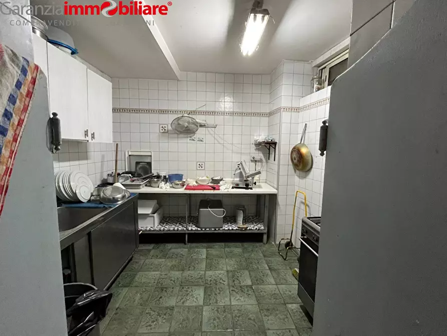 Immagine 4 di Locale commerciale in vendita  in calata capodichino 34 a Napoli