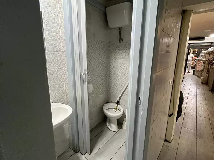 Immagine 5 di Locale commerciale in vendita  in calata capodichino 34 a Napoli