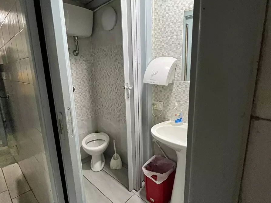 Immagine 6 di Locale commerciale in vendita  in calata capodichino 34 a Napoli