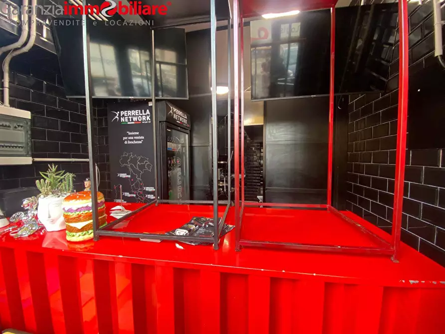 Immagine 3 di Locale commerciale in vendita  in Via Concezio Muzii a Napoli