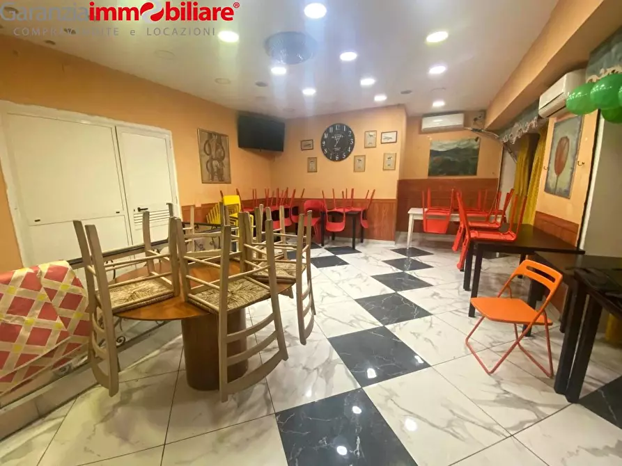 Immagine 2 di Locale commerciale in vendita  in Via Alessandro Poerio a Napoli