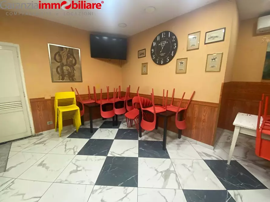 Immagine 4 di Locale commerciale in vendita  in Via Alessandro Poerio a Napoli