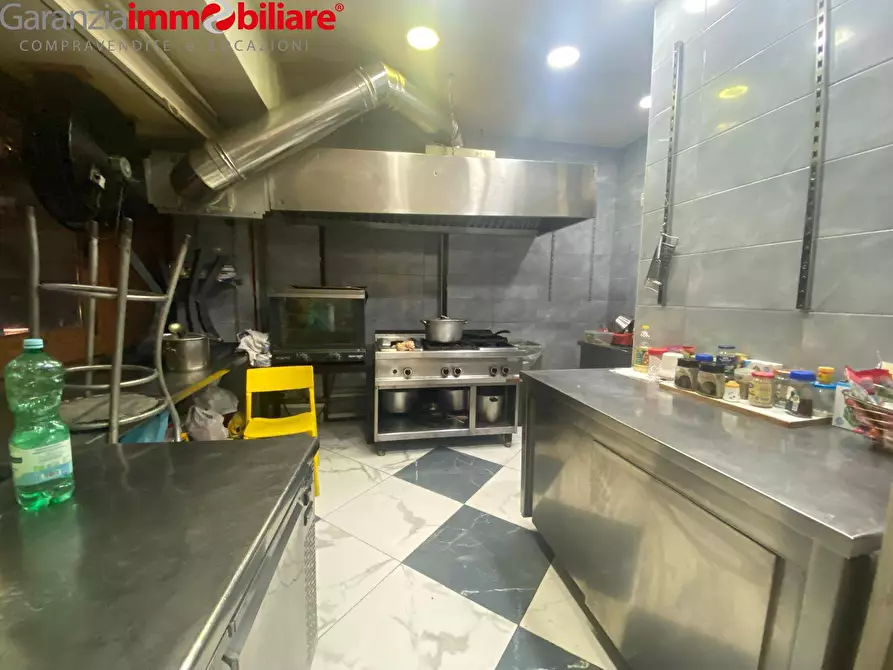 Immagine 8 di Locale commerciale in vendita  in Via Alessandro Poerio a Napoli