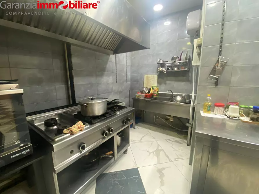 Immagine 9 di Locale commerciale in vendita  in Via Alessandro Poerio a Napoli