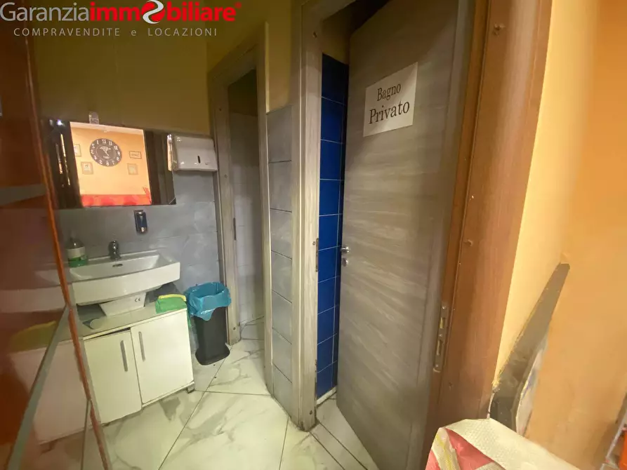 Immagine 10 di Locale commerciale in vendita  in Via Alessandro Poerio a Napoli