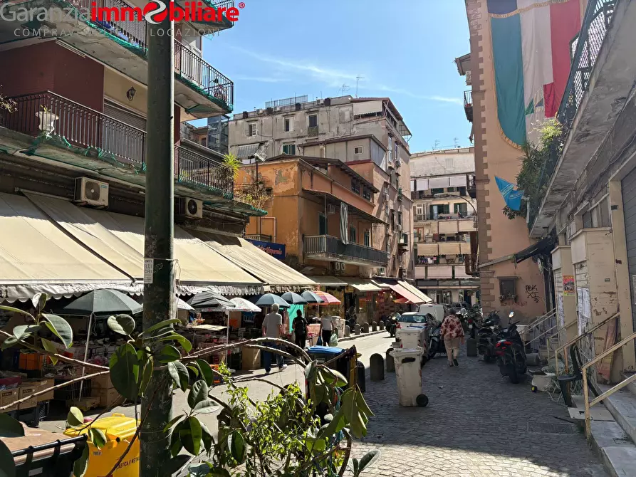 locale commerciale in vendita a Napoli in zona San Carlo all'Arena